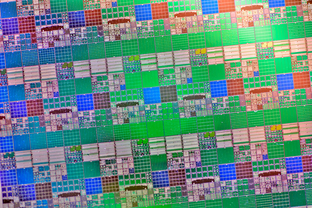 Extreme macro of a silicon wafer surface: hundreds of dies diffracting green, blue and magenta light